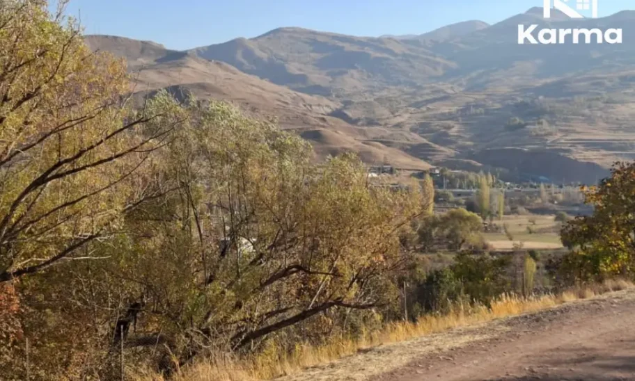 نمای کلی زمین ۲۷۰۰ متری در گلینک با چشم‌انداز باز